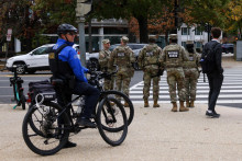 Príslušníci Národnej gardy USA, Vojenskej polície a Kapitolskej polície USA čakajú na rohu ulice neďaleko Kapitolu vo Washingtone. FOTO: Reuters