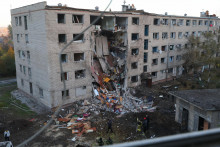 Záchranári prehľadávajú trosky hostela, ktorý zasiahol raketový útok ruskej armády v ukrajinskom meste Záporožie. FOTO: TASR/AP