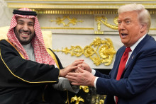 Americký prezident Donald Trump a saudskoarabský korunný princ Muhammad bin Salmán poča stretnutia v Oválnej pracovni Bieleho domu vo Washingtone. FOTO: TASR/AP