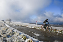 Na snímke cyklista na horskom bycikli v zasneženej krajine na hrebeni Bielych Karpát v utorok 18. novembra 2025 v Lubine, okres Nové Mesto nad Váhom. FOTO: TASR/Martin Medňanský