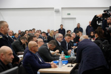 Na snímke obžalovaní a ich právnici v súdnej sieni na začiatku procesu v súvislosti s požiarom v nočnom klube Kočani neďaleko Skopje v Severnom Macedónsku v stredu 19. novembra 2025. FOTO: TASR/AP