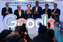 Taiwanský prezident Laj Čching-te s riaditeľom kancelárie Amerického inštitútu na Taiwane Raymondom Greeneom a viceprezidentom pre inžinierstvo infraštruktúry platforiem spoločnosti Google Cloud Aamerom Mahmoodom na slávnostnom otvorení nového centra inžinierstva hardvéru na Taiwane. FOTO: REUTERS