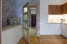 Priehľad z izby do predsiene so vstavanými skriňami. FOTO: Jaroslav Kvíz