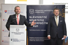 Na snímke minister investícií, regionálneho rozvoja a informatizácie Samuel Migaľ (vpravo) a rektor Technickej univerzity v Košiciach Peter Mésároš (vľavo) počas slávnostného spustenia prvého slovenského superpočítača s názvom Perún. FOTO: TASR/František Iván