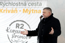 Síce úsek meškal, ale prečo nepostaviť na ceste pódium, zaspievať a zatancovať si, predniesť oslavnú reč a rozdať chlebíčky. A čakať na diaľnicu, ktorá mala byť hotová do roku 2010. FOTO: TASR/J. Krošlák FOTO: Ján Krošlák