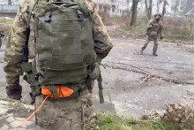 Russian servicemen walk in Pokrovsk, Ukraine, in this still image taken from video released on November 20, 2025. Russian Defence Ministry/Handout via REUTERS ATTENTION EDITORS - THIS IMAGE WAS PROVIDED BY A THIRD PARTY. NO RESALES. NO ARCHIVES. MANDATORY CREDIT. WATERMARK FROM SOURCE. Verification: Reuters was able to confirm the location of parts of the video shot in south Pokrovsk from buildings, signs, roads and trees which matched satellite and file imagery. The location in other parts of the video could not be verified. The date on which the video was filmed could also not be verified. FOTO: RUSSIAN DEFENCE MINISTRY