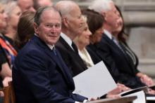 Bývalí prezidenti USA George W. Bush a Joe Biden a bývalí viceprezidenti Kamala Harris a Mike Pence sa zúčastňujú pohrebu bývalého viceprezidenta USA Dicka Cheneyho. FOTO: Reuters
