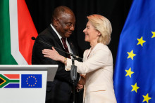 Juhoafrický prezident Cyril Ramaphosa a predsedníčka Európskej komisie Ursula von der Leyenová na konci tlačovej konferencie v Johannesburgu. FOTO: TASR/AP