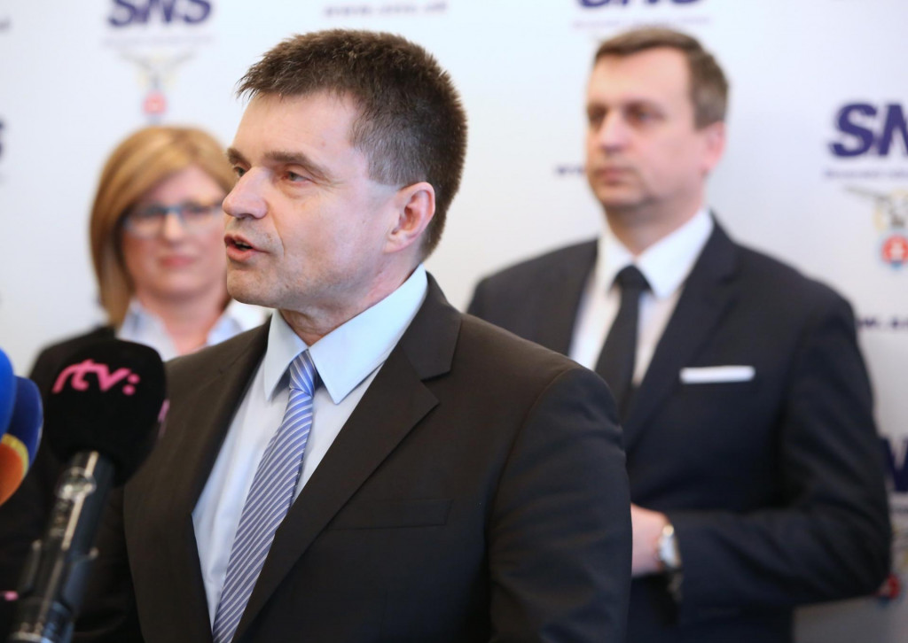 V čase odvolávania ministra školstva Petra Plavčana Andrej Danko (v pozadí) stál za ním. FOTO: HN/Peter Mayer