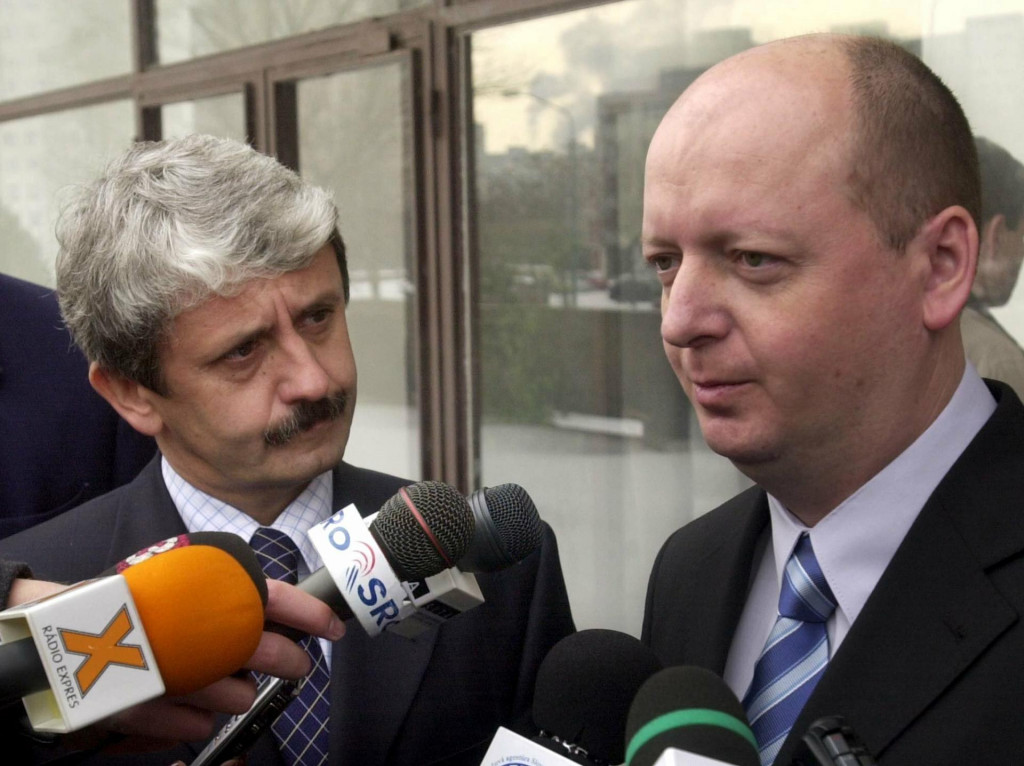 Mikuláš Dzurinda uviedol v Bratislave do funkcie riaditeľa NBÚ Aurela Ugora/vpravo/v roku 2004.

