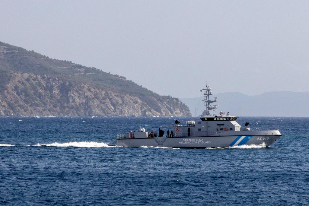 A Hellenic Coast Guard vessel conducts Search and Rescue (SAR) operation in search of the migrants missing following a shipwreck, off Lesbos Island, Greece, October 27, 2025. REUTERS/Hibai Arbide Aza FOTO: Hibai Arbide Aza