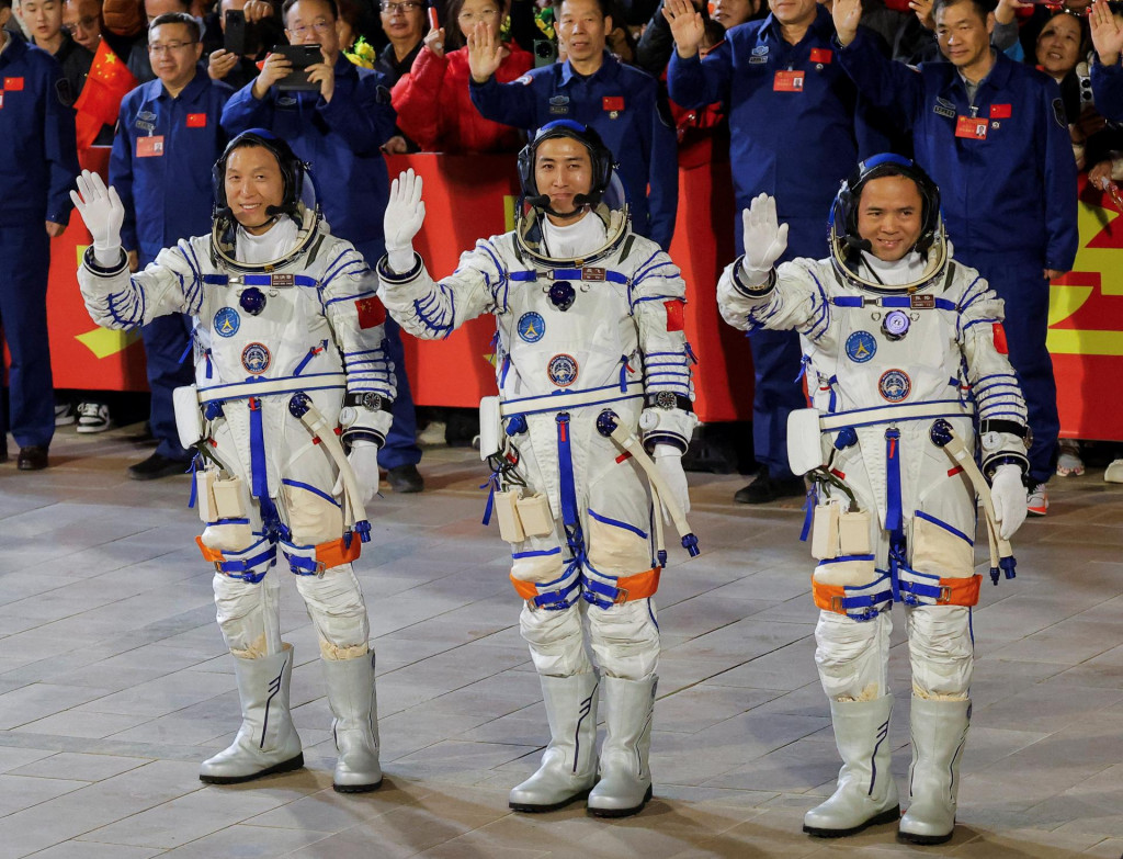 Astronauti Zhang Hongzhang, Wu Fei a Zhang Lu