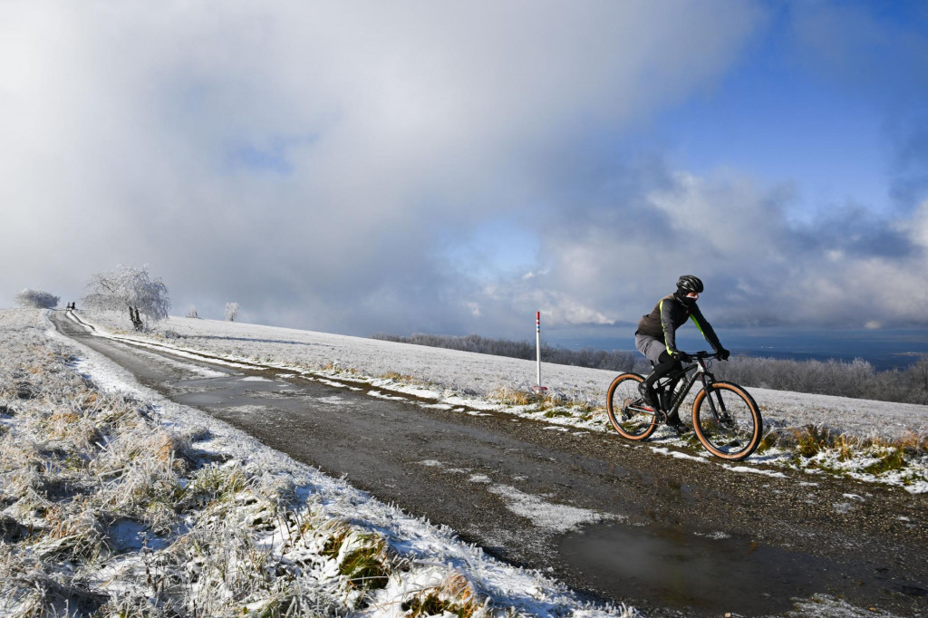 Na snímke cyklista na horskom bycikli v zasneženej krajine na hrebeni Bielych Karpát v utorok 18. novembra 2025 v Lubine, okres Nové Mesto nad Váhom. FOTO: TASR/Martin Medňanský