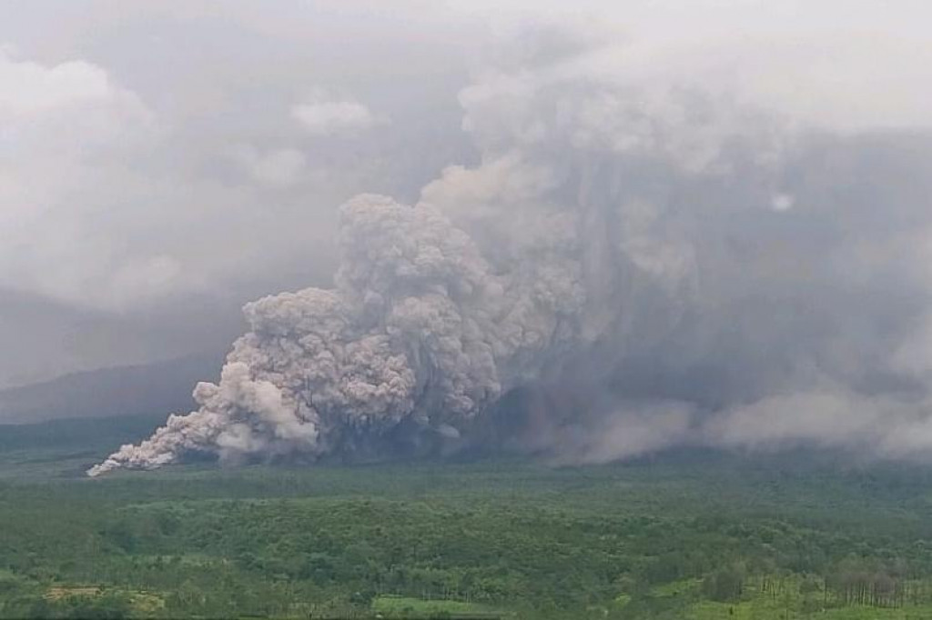 Na snímke erupcia sopky Semeru v meste Lumajang na indonézskom ostrove Východná Jáva 19. novembra 2025. FOTO: TASR/AP
