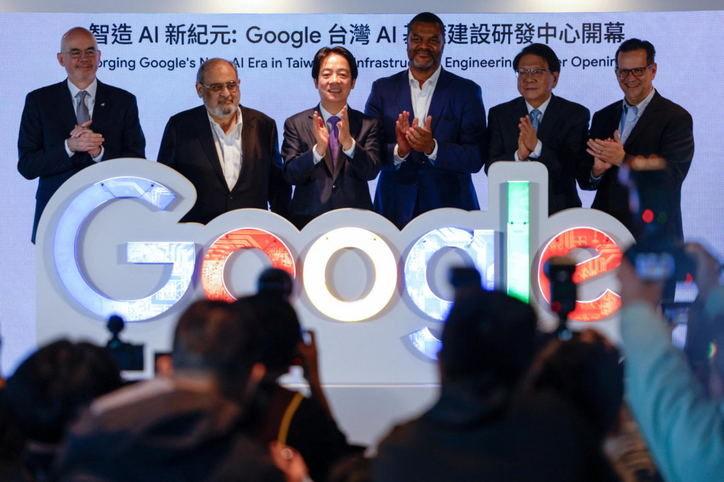 Taiwanský prezident Laj Čching-te s riaditeľom kancelárie Amerického inštitútu na Taiwane Raymondom Greeneom a viceprezidentom pre inžinierstvo infraštruktúry platforiem spoločnosti Google Cloud Aamerom Mahmoodom na slávnostnom otvorení nového centra inžinierstva hardvéru na Taiwane. FOTO: REUTERS
