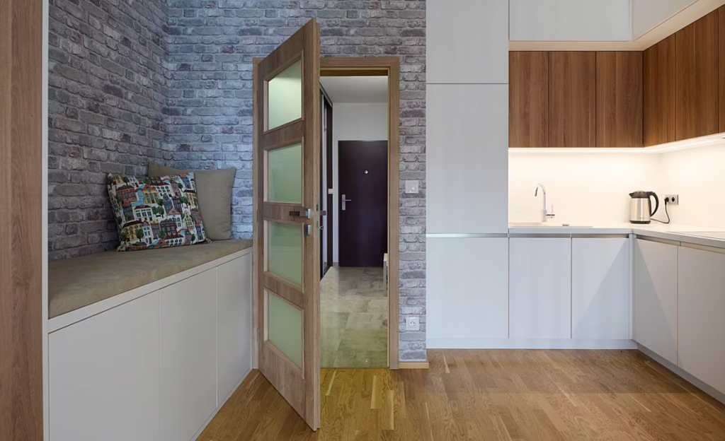 Priehľad z izby do predsiene so vstavanými skriňami. FOTO: Jaroslav Kvíz