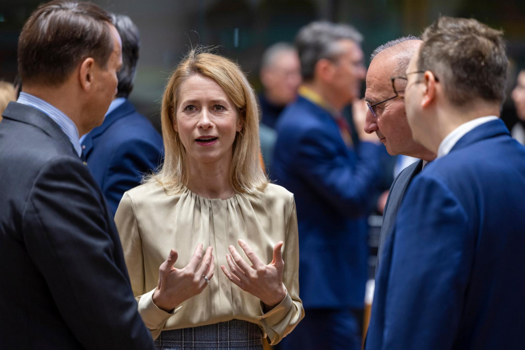 Šéfka diplomacie Európskej únie Kaja Kallasová (druhá zľava) sa rozpráva so svojím poľským rezortným partnerom Radoslawom Sikorskim (vľavo), chorvátskym rezortným partnerom Gordanom Grličom Radmanom (druhý sprava) a českým ministrom zahraničných vecí Janom Lipavským (vpravo) počas stretnutia ministrov zahraničných vecí EÚ v sídle Európskej rady v Bruseli 20. novembra 2025. FOTO: TASR/AP