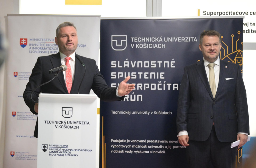 Na snímke minister investícií, regionálneho rozvoja a informatizácie Samuel Migaľ (vpravo) a rektor Technickej univerzity v Košiciach Peter Mésároš (vľavo) počas slávnostného spustenia prvého slovenského superpočítača s názvom Perún. FOTO: TASR/František Iván