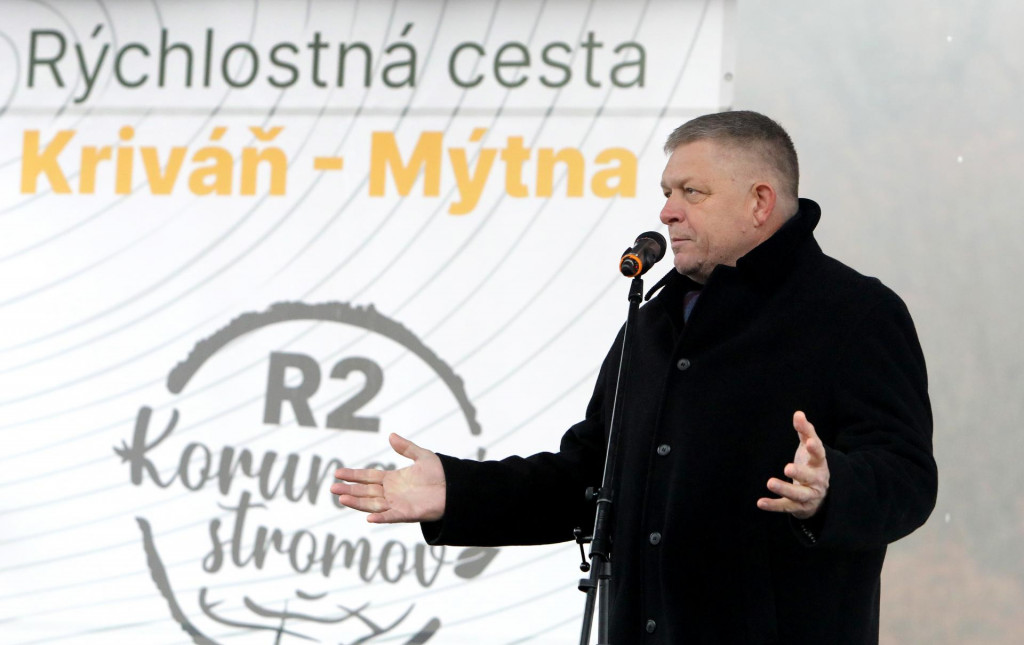 S&iacute;ce &uacute;sek me&scaron;kal, ale prečo nepostaviť na ceste p&oacute;dium, zaspievať a zatancovať si, predniesť oslavn&uacute; reč a rozdať chleb&iacute;čky. A čakať na diaľnicu, ktor&aacute; mala byť hotov&aacute; do roku 2010. FOTO: TASR/J. Kro&scaron;l&aacute;k FOTO: J&aacute;n Kro&scaron;l&aacute;k