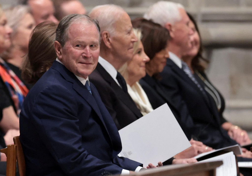 Bývalí prezidenti USA George W. Bush a Joe Biden a bývalí viceprezidenti Kamala Harris a Mike Pence sa zúčastňujú pohrebu bývalého viceprezidenta USA Dicka Cheneyho. FOTO: Reuters