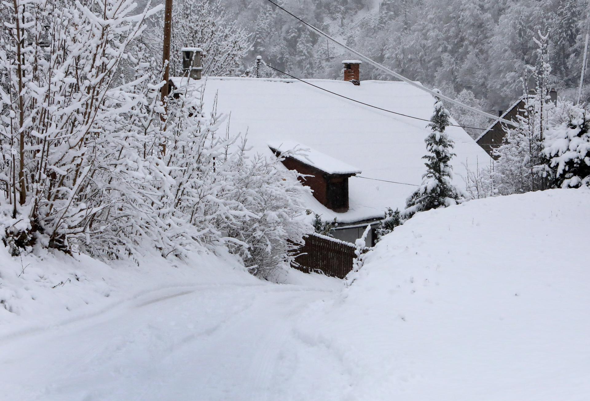 Na strednom Slovensku je bez elektriny viac ako 2000 domácností