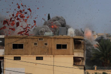 Dym stúpa po izraelskom leteckom útoku v dedine Tajr Debba v južnom Libanone. FOTO: TASR/AP