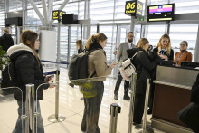 Snímka pred odletom pasažierov dopravcom Wizz Air z Letiska M. R. Štefánika 14. novembra 2025 v Bratislave. FOTO: TASR/Pavel Neubauer