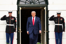 Prezident Trump na snímke z 18. novembra vychádza z Bieleho domu, aby privítal saudskoarabského korunného princa. FOTO: Reuters