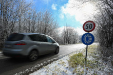 Od skorých piatkových ranných hodín treba na východnom Slovensku počítať so silným snežením, ktoré môže spôsobiť tvorbu snehových jazykov a závejov. FOTO: TASR/Martin Medňanský