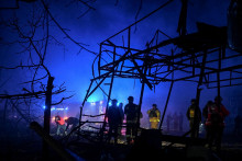 Hasiči pracujú na mieste ruského leteckého útoku v Záporoží. FOTO: Reuters