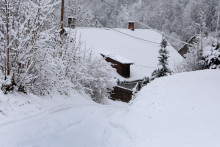 Na ilustračnej snímke zasnežený dom v obci Motyčky pri Banskej Bystrici 21. novembra 2025. FOTO: TASR/Ján Krošlák