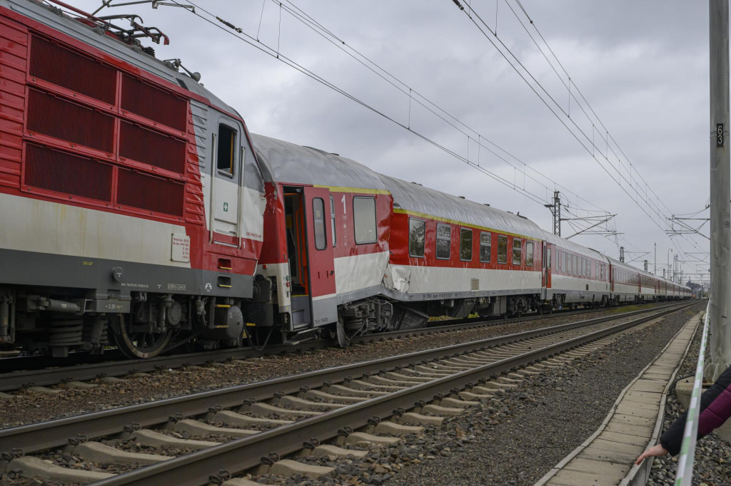 Železnice Slovenskej republiky vo &scaron;tvrtok dokončili opravy železničnej infra&scaron;trukt&uacute;ry po&scaron;kodenej pri zr&aacute;žke vlakov pri Pezinku v nedeľu 9. novembra. FOTO: TASR/Michal Sv&iacute;tok