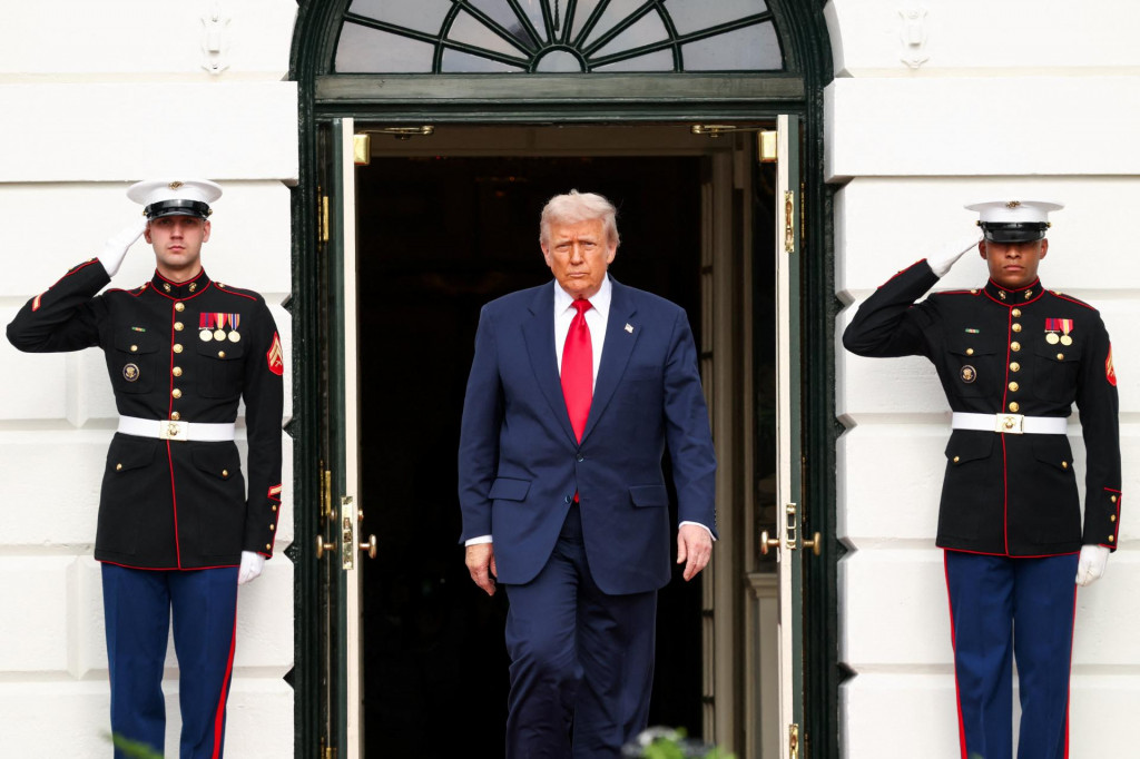 Prezident Trump na snímke z 18. novembra vychádza z Bieleho domu, aby privítal saudskoarabského korunného princa. FOTO: Reuters