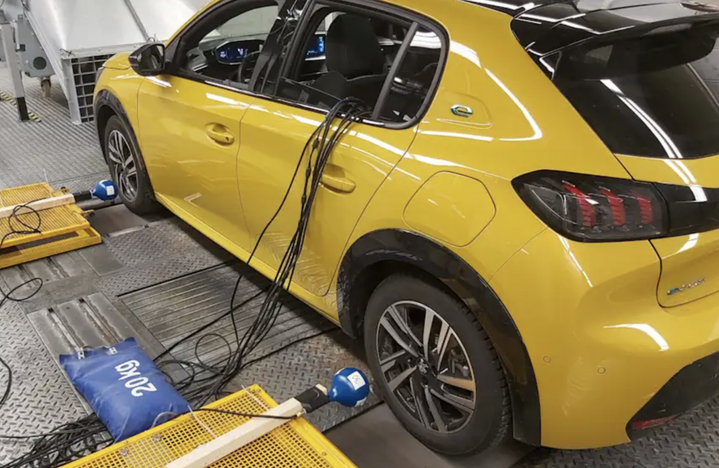 ADAC testuje elektrický smog v rôznych modeloch áut