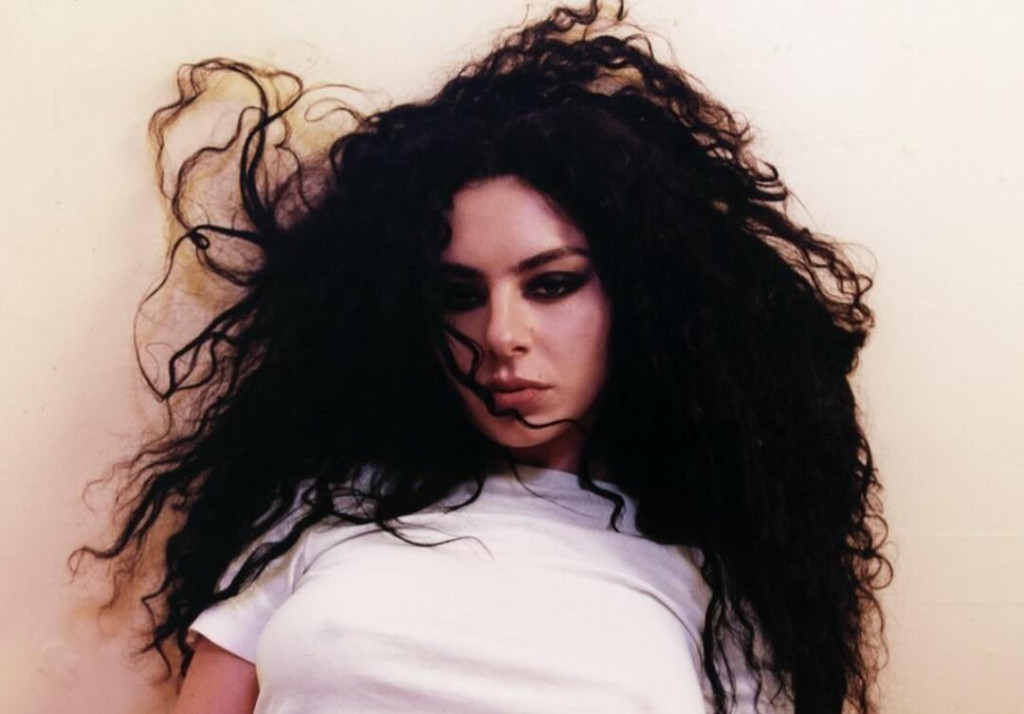 Hit „House“ od Charli XCX ovládol TikTok.