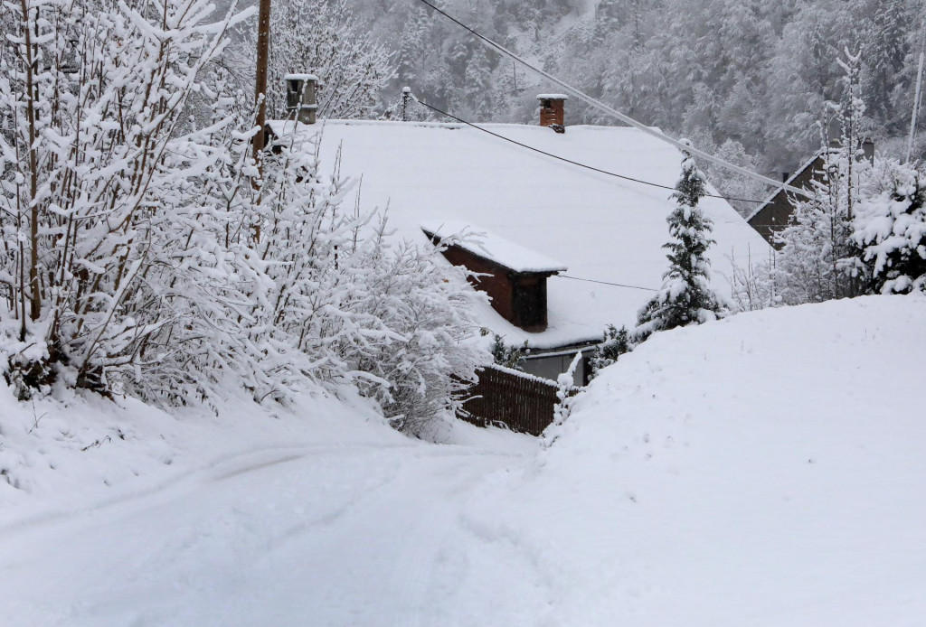 Na ilustračnej snímke zasnežený dom v obci Motyčky pri Banskej Bystrici 21. novembra 2025. FOTO: TASR/Ján Krošlák