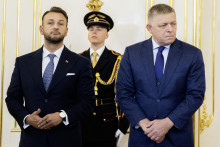 Na snímke sprava premiér a predseda SMER-SD Robert Fico a predseda HLAS-SD a minister vnútra Matúš Šutaj Ešto. FOTO
