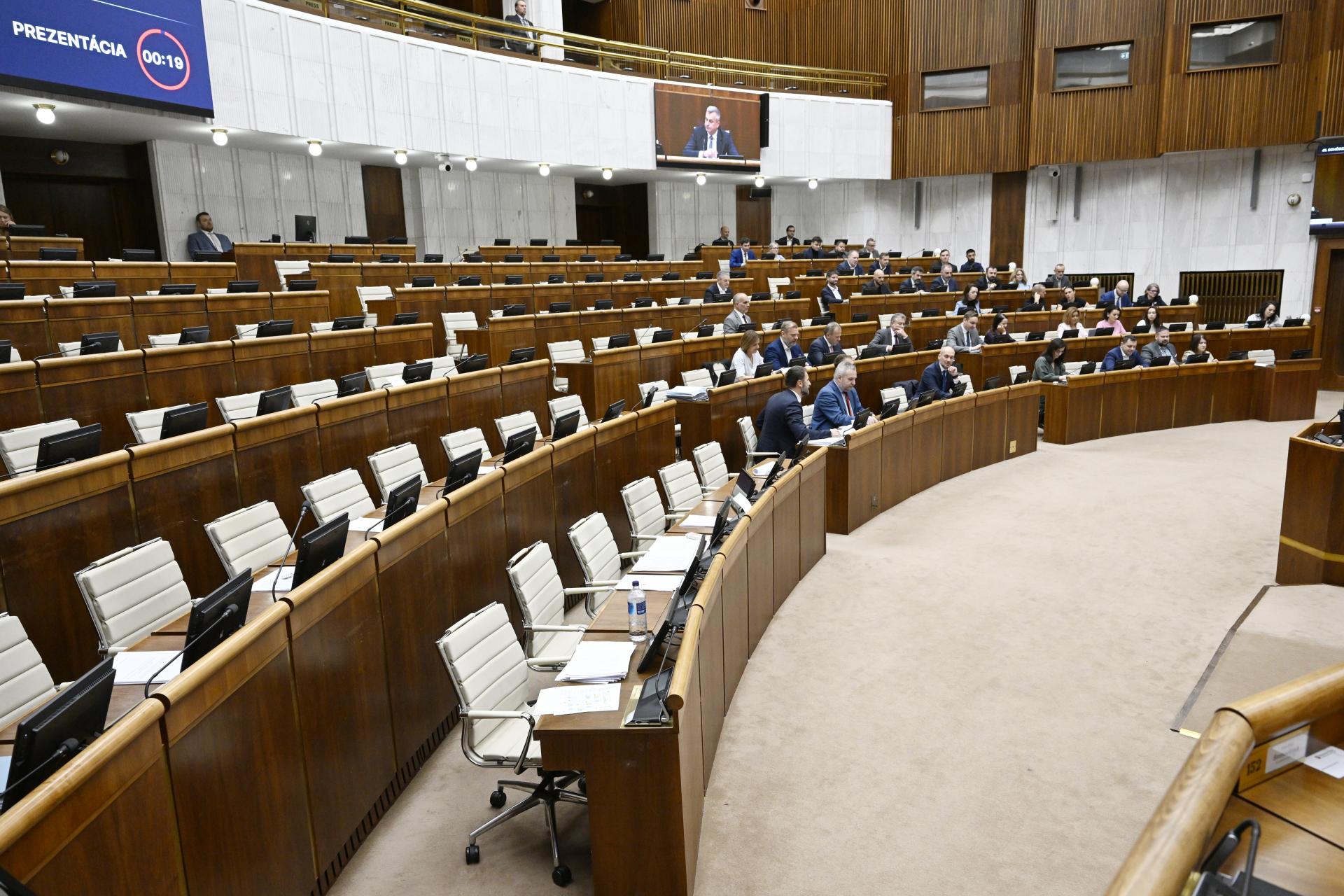 Poslancov čaká posledná schôdza parlamentu v tomto roku. Rokovať sa bude o hazarde, amnestiách a odvolávaniach