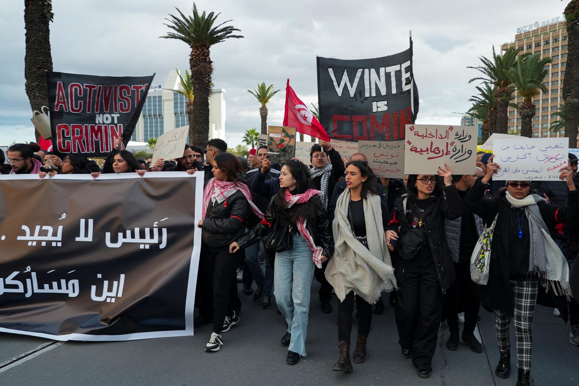 Protestujúci v Tunisku pochodovali proti obmedzovaniu slobôd, žiadali prepustenie kritikov vlády
