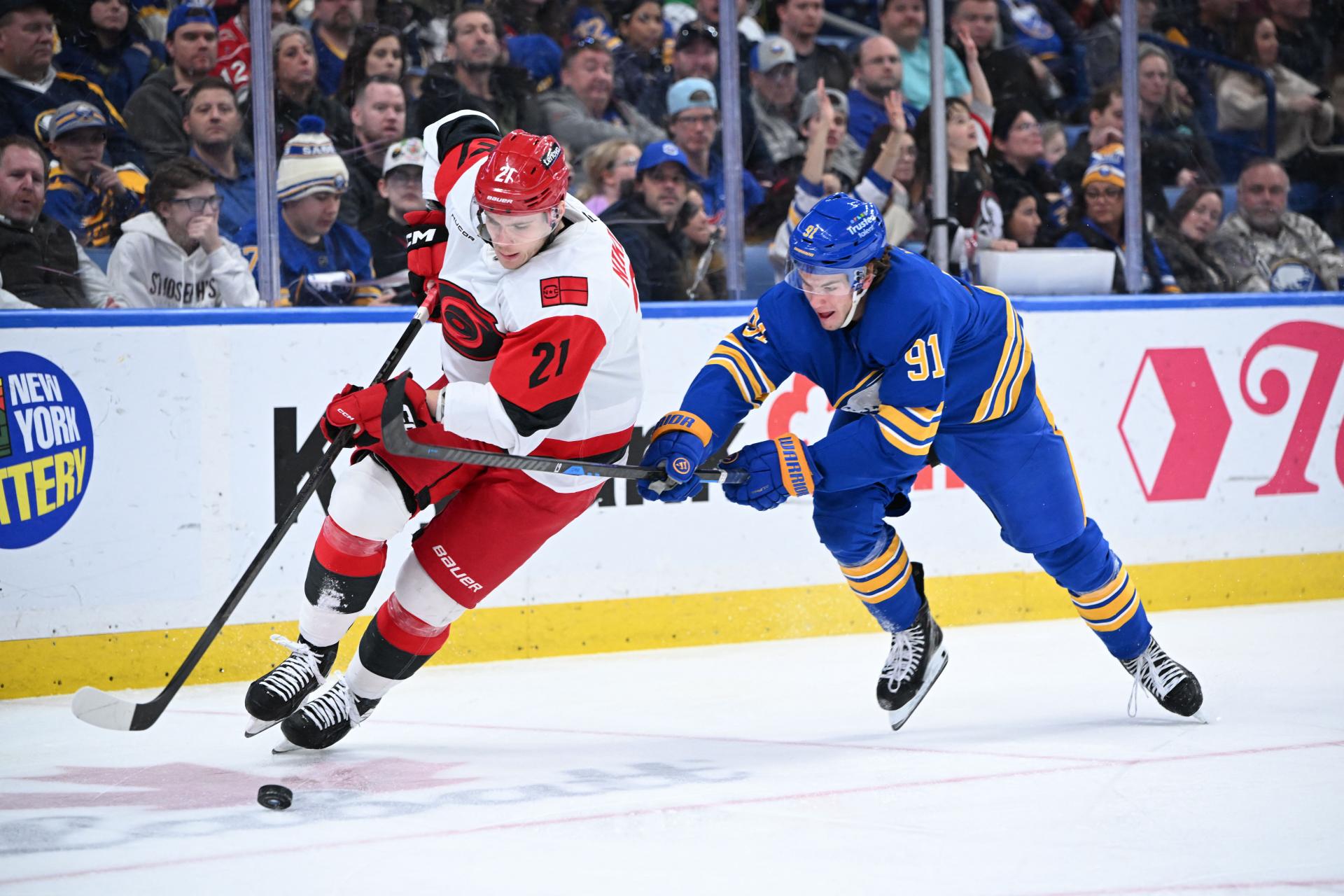 NHL: Buffalo zdolalo Carolinu, oslavuje druhú výhru za sebou. Hviezdil fínsky brankár Luukkonen