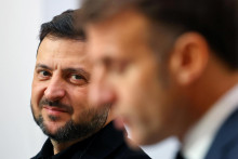 Francúzsky prezident Emmanuel Macron a ukrajinský prezident Volodymyr Zelenskyj. FOTO: TASR/AP