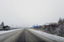 Na snímke cesta smerom do Popradu počas sneženia v piatok 21. novembra 2025. FOTO: TASR/Adriána Hudecová