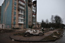 V Ternopile došlo k poškodeniu dvoch obytných budov, čo vyústilo aj do požiarov. Zranenia utrpelo viac ako 100 ľudí. FOTO: REUTERS