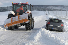 Na snímke cesta Ploské - Ortáše v okrese Košice - okolie počas silného vetra so snehovými závejmi. FOTO: TASR/František Iván