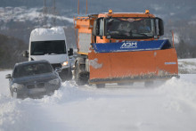 Na snímke cesta Ploské - Ortáše v okrese Košice - okolie počas silného vetra so snehovými závejmi. FOTO: TASR/František Iván
