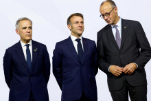 Kanadský premiér Mark Carney, francúzsky prezident Emmanuel Macron a nemecký kancelár Friedrich Merz. FOTO: REUTERS