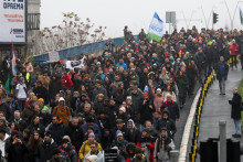 Veľká časť Srbov je presvedčená, že k tragédii prispela skorumpovanosť úradníkov, ich laxnosť a nedostatočný dozor na stavbe. FOTO: REUTERS