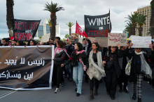 Demonštranti skandovali aj heslo „Ľudia chcú pád režimu“, čím nadviazali na slogany Arabskej jari, počas ktorej Tunisania v roku 2011 zvrhli dlhoročného vládcu Zína Ábidína bin Alího. FOTO: REUTERS