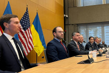 Zať prezidenta Donalda Trumpa Jared Kushner, osobitný vyslanec USA Steve Witkoff, minister zahraničných vecí USA Marco Rubio a armádny predstaviteľ Daniel Driscoll na rokovaní s ukrajinskou delegáciou v Ženeve. FOTO: REUTERS