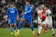 Kylian Mbappé z Realu Madrid v akcii s Aleixom Febasom z Elche. FOTO: REUTERS